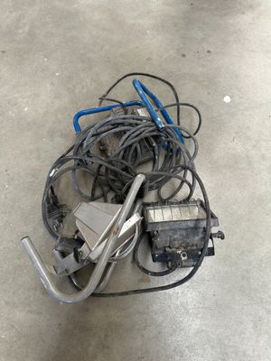 un tas de fils et encore des fils par terre