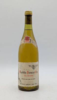 une bouteille de vin posée sur une table
