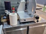 une machine sur laquelle est posé un rouleau de papier toilette