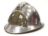 un casque argenté orné d'un emblème en or
