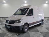 la camionnette blanche est garée sur le sol en damier d'une pièce