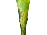 un vase vert orné d'une fleur sur fond blanc