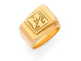 un gros plan d'une bague en or portant un logo