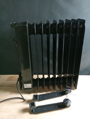 un radiateur noir posé sur une table