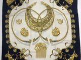 un gros plan sur une écharpe ornée d'un motif doré et noir