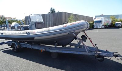 un bateau sur une remorque dans un parking
