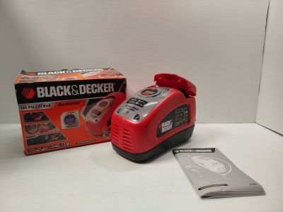 un petit compresseur d'air Red & Black & Decker à côté d'une boîte