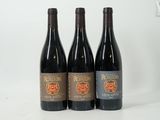 trois bouteilles de vin posées sur une table blanche