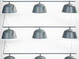 une image représentant un ensemble de lampes suspendues au plafond