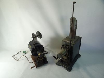 une paire de machines à coudre anciennes en fonte, exposées sur un fond blanc
