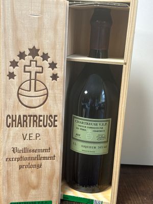 une boîte en bois avec une bouteille de vin à l'intérieur