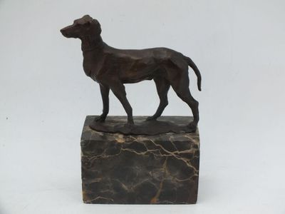 statue d'un chien debout sur un bloc de marbre, sur fond blanc
