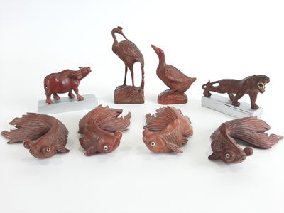 de nombreux types d'animaux en bois exposés
