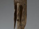 une vieille statue en bois d'un homme avec un chapeau sur la tête