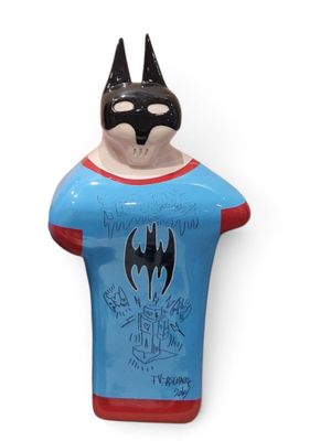figurine représentant un chat portant un t-shirt orné du logo de Batman