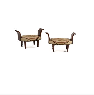 paire de bancs anciens rembourrés, avec assises rembourrées