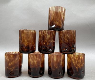 six verres empilés les uns sur les autres sur une table