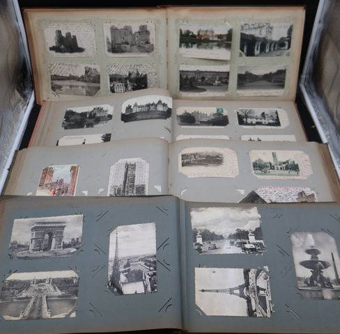 Lot de 4 albums de cartes postales divers. Incomplets