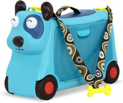 une valise bleue sur laquelle est représenté un chien et à laquelle est attachée une laisse au niveau de la poignée