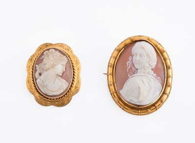 Deux broches en or et camée coquillage