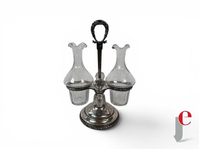 deux vases en verre posés sur un socle en argent