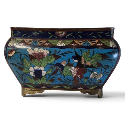 un vase bleu orné de fleurs et d'oiseaux