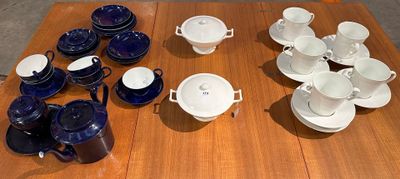 SÈVRES (MANUFACTURE DE) Important lot comprenant : - Deux éc…