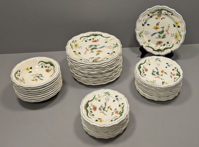 plusieurs assiettes posées sur une table