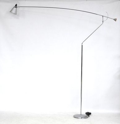 un lampadaire chromé avec un pied noir et un fond blanc