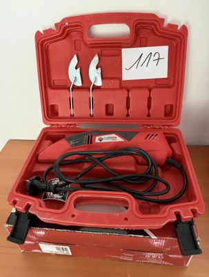 une image représentant une mallette à outils rouge contenant des outils