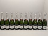 un lot de bouteilles de champagne posées sur une table