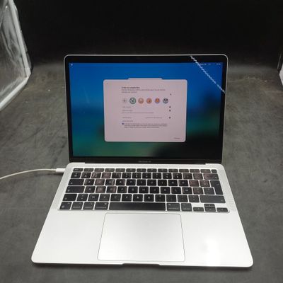 un ordinateur portable posé sur une table