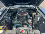 une photo d'un moteur de voiture avec le capot ouvert