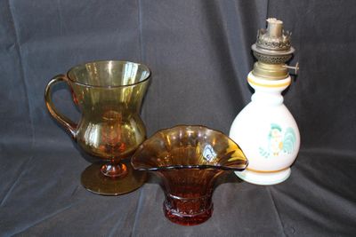 2 photophores en verre jaune ambré et une lampe à pétrole en…