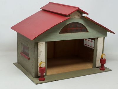 France, vers 1918-1925, garage en bois laqué gris et rouge, …