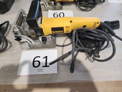 des outils électriques jaunes et noirs posés sur une table, sur lesquels figurent des chiffres