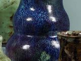 de nombreux vases posés sur une étagère
