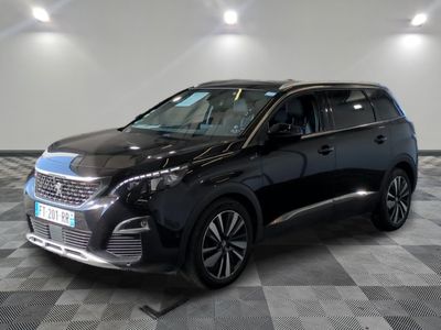 le 4x4 noir est garé dans le garage sur un sol en damier