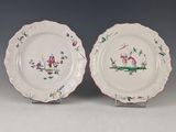 deux assiettes ornées de motifs d'oiseaux et de fleurs, posées sur une table