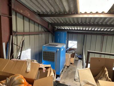 des caisses et encore des caisses remplies d'affaires dans un garage