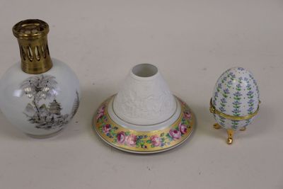 trois vases et un œuf posés sur une table