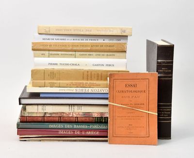 plusieurs livres sont empilés sur une surface blanche