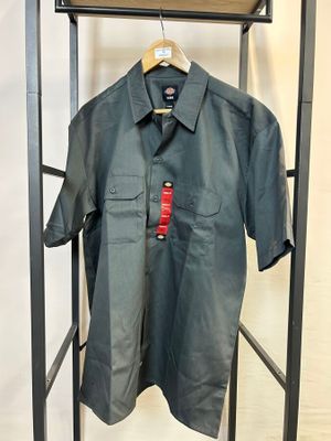 chemise suspendue à un portant dans un magasin de vêtements, sur un cintre