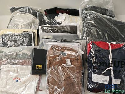 un tas de vêtements posés sur une table