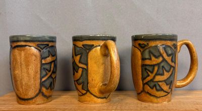 QUIMPER - ODETTA réunion de 3 tasses à cidre en grés polychr…