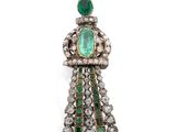 une broche en émeraude et diamants