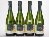trois bouteilles de vin posées l'une à côté de l'autre sur une table