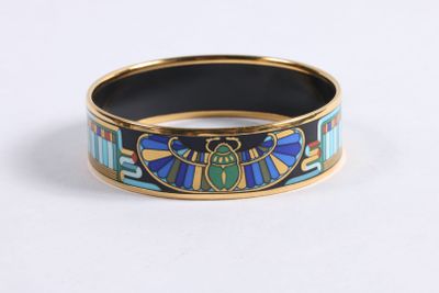 an image of a ring with a beetle on it