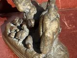 une statue en bronze représentant un oiseau et un canard sur un bateau