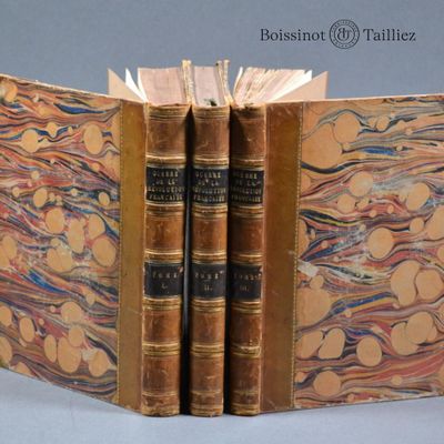 deux vieux livres posés l'un sur l'autre sur une table